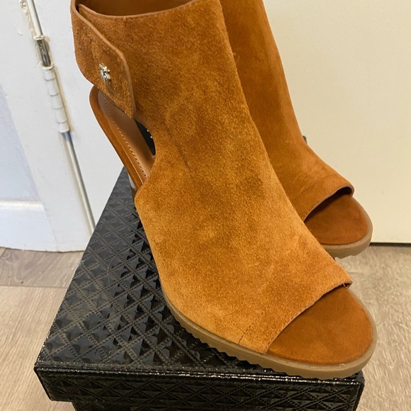 Gorgeous open toe heel with Velcro strap. - Picture 6 of 6